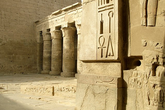 Image de hiéroglyphes sur un temple de l'ancienne Égypte.