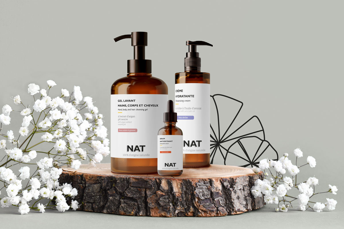 Design produits cosmétiques 'Nat' : emballage élégant, minimaliste, mettant en valeur produits naturels et ingrédients haute qualité.