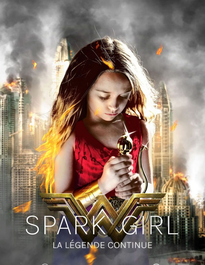 Affiche du film 'Spark Girl' encadrée, mettant en valeur l'image de la jeune héroïne enflammée tenant une épée devant un paysage de ville détruite.
